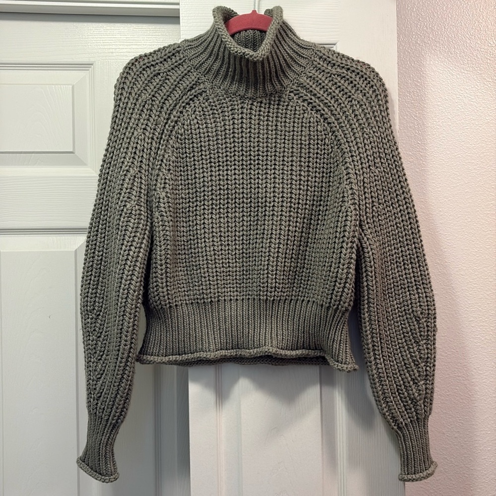 Knitted Turtleneck green/olive sweater.
